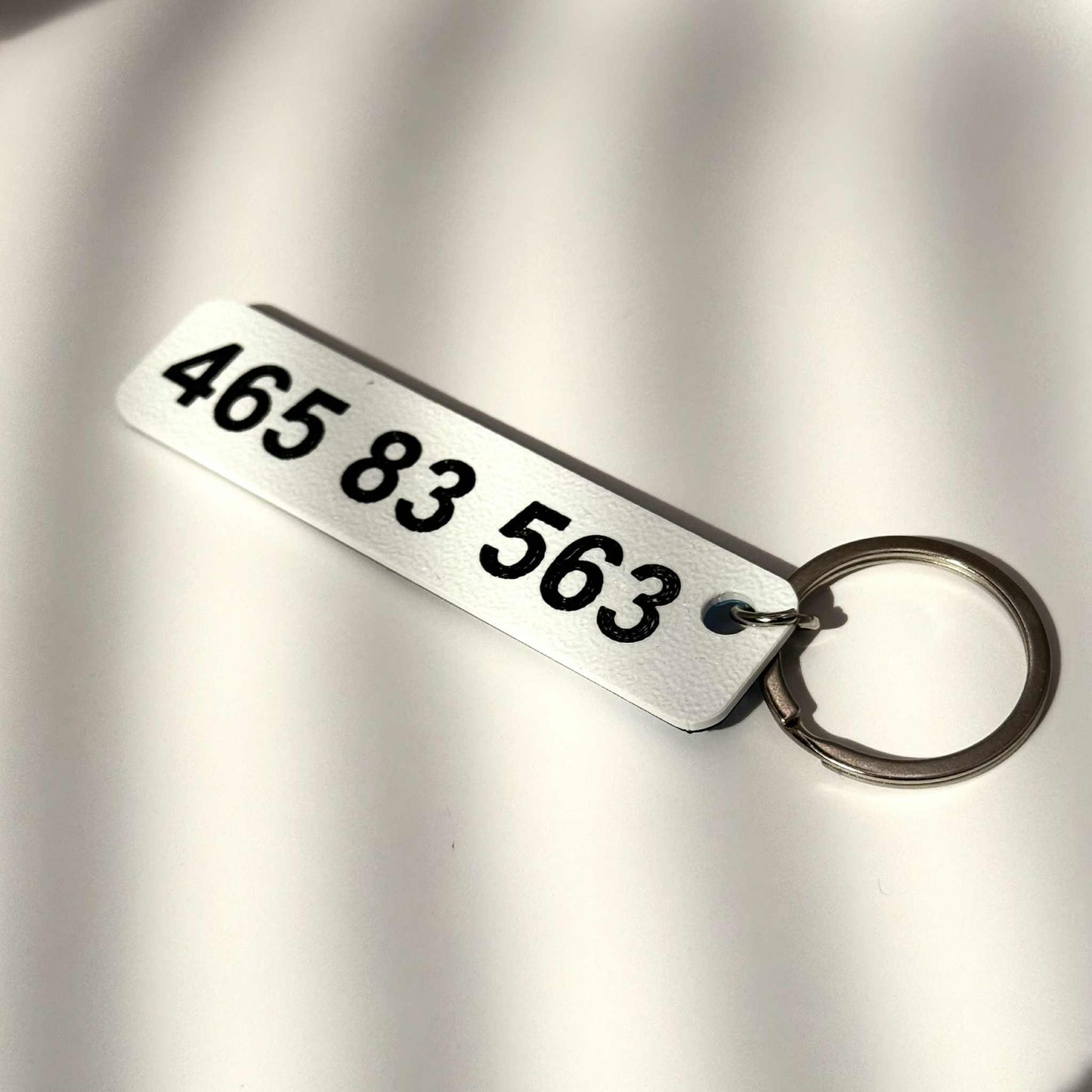 Bilskilt med navn og telefonnummer