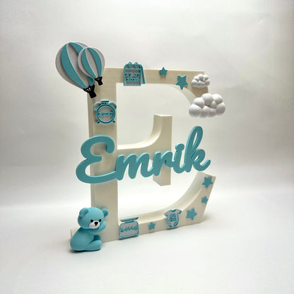 Stor bokstav med navn og fødselsdetaljer